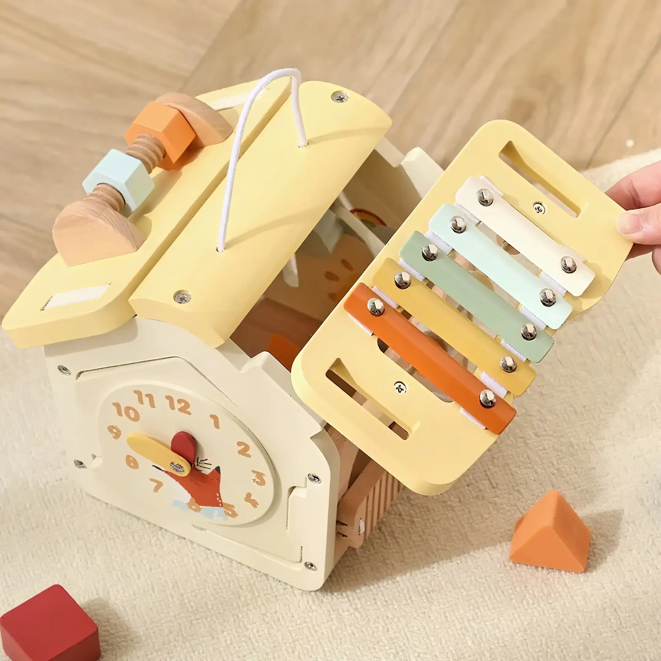 Tragbares Aktivitätsspielzeug „Haus“ aus Holz