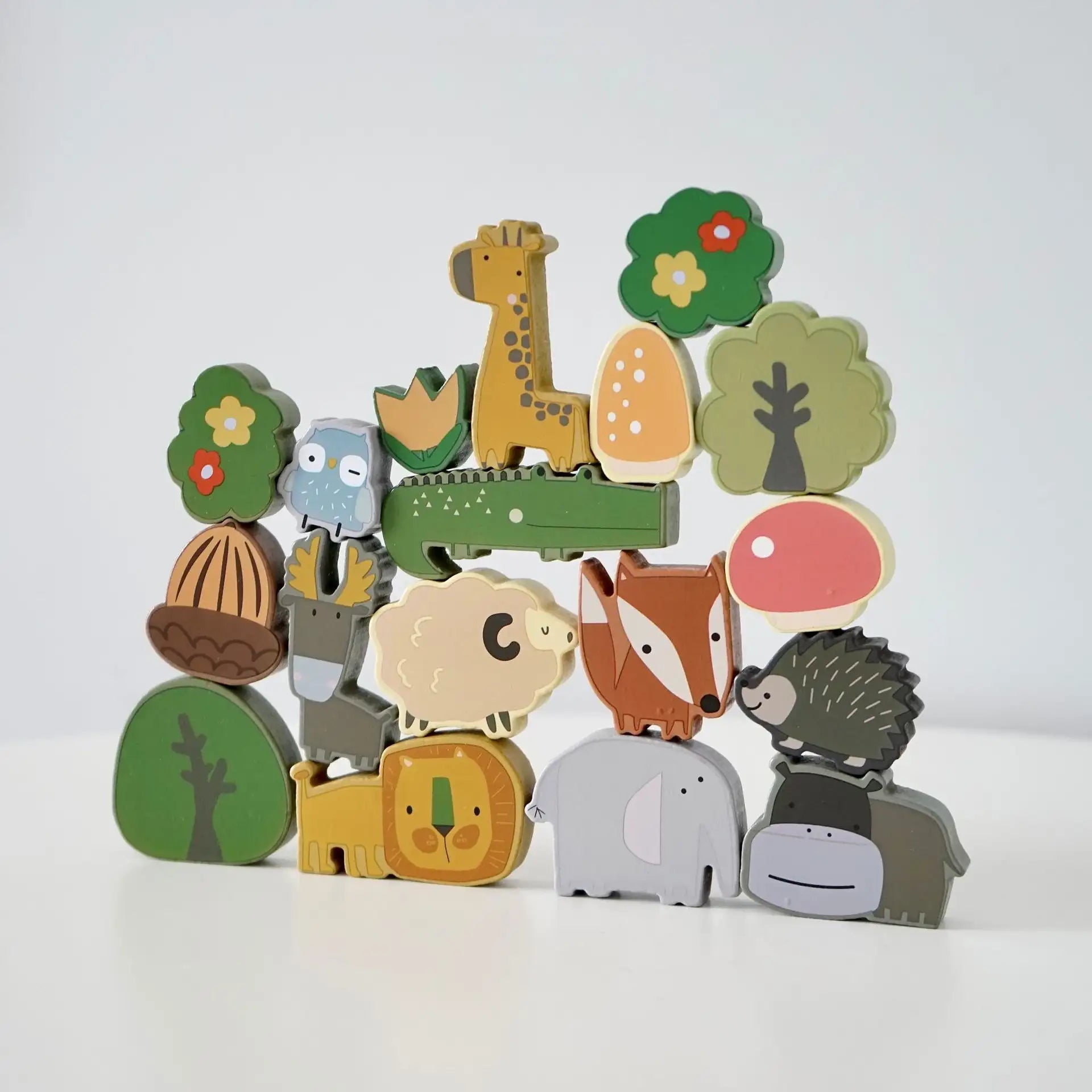 Stapelspielzeug aus Holz mit Tieren für Kleinkinder