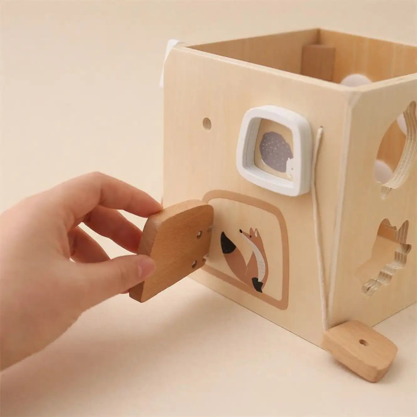 Boîte à jouets en bois avec formes et perles