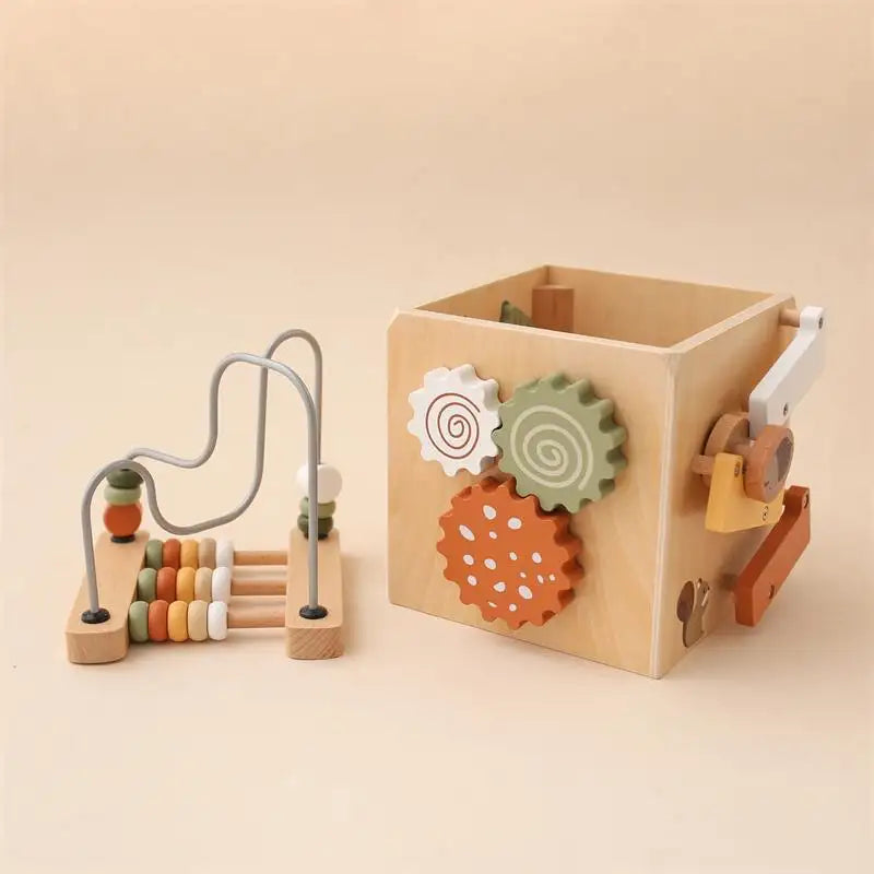 Boîte à jouets en bois avec formes et perles