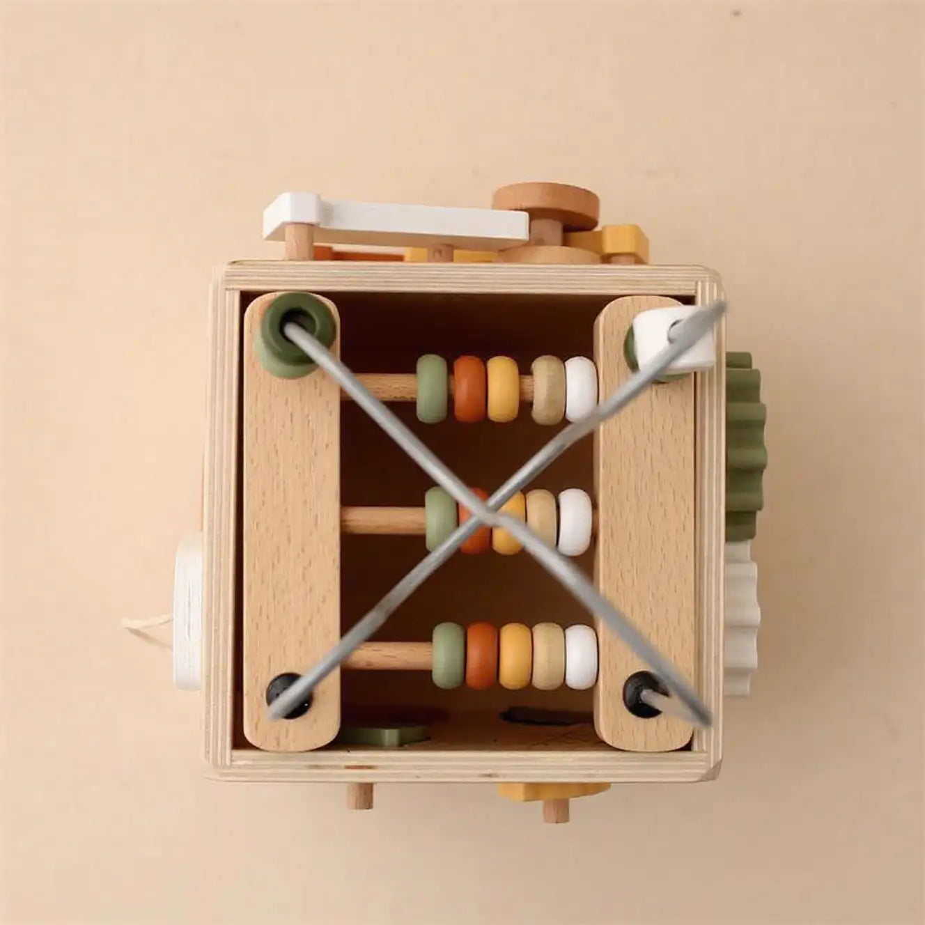 Boîte à jouets en bois avec formes et perles