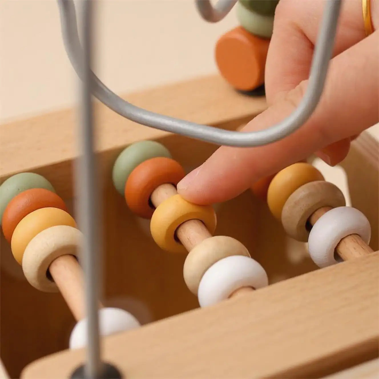 Boîte à jouets en bois avec formes et perles