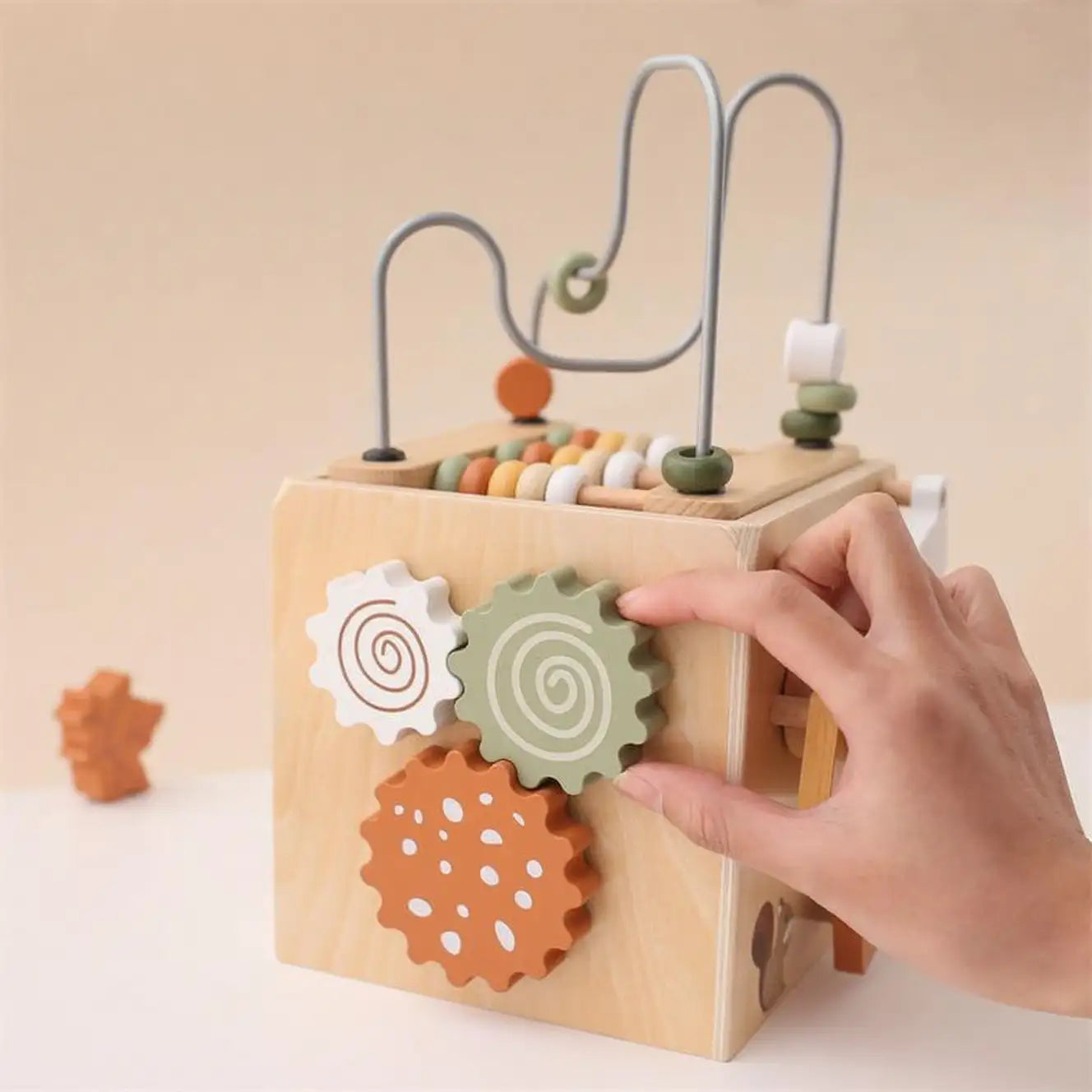 Boîte à jouets en bois avec formes et perles