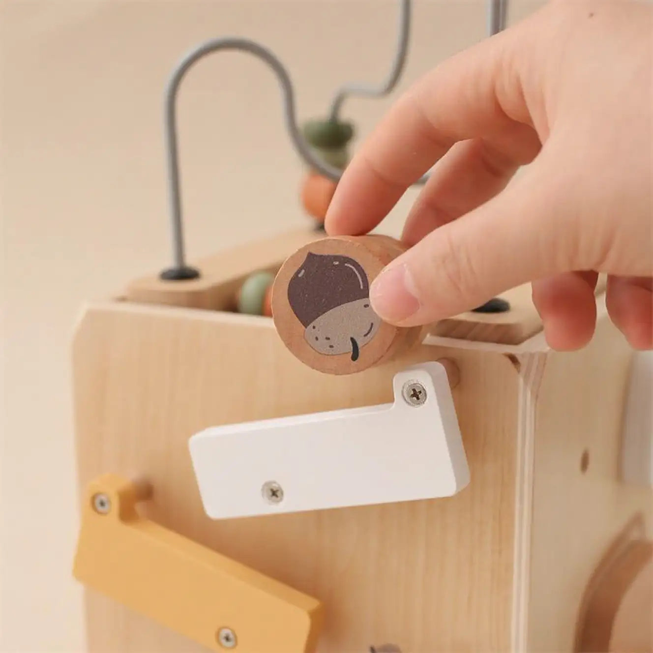 Boîte à jouets en bois avec formes et perles