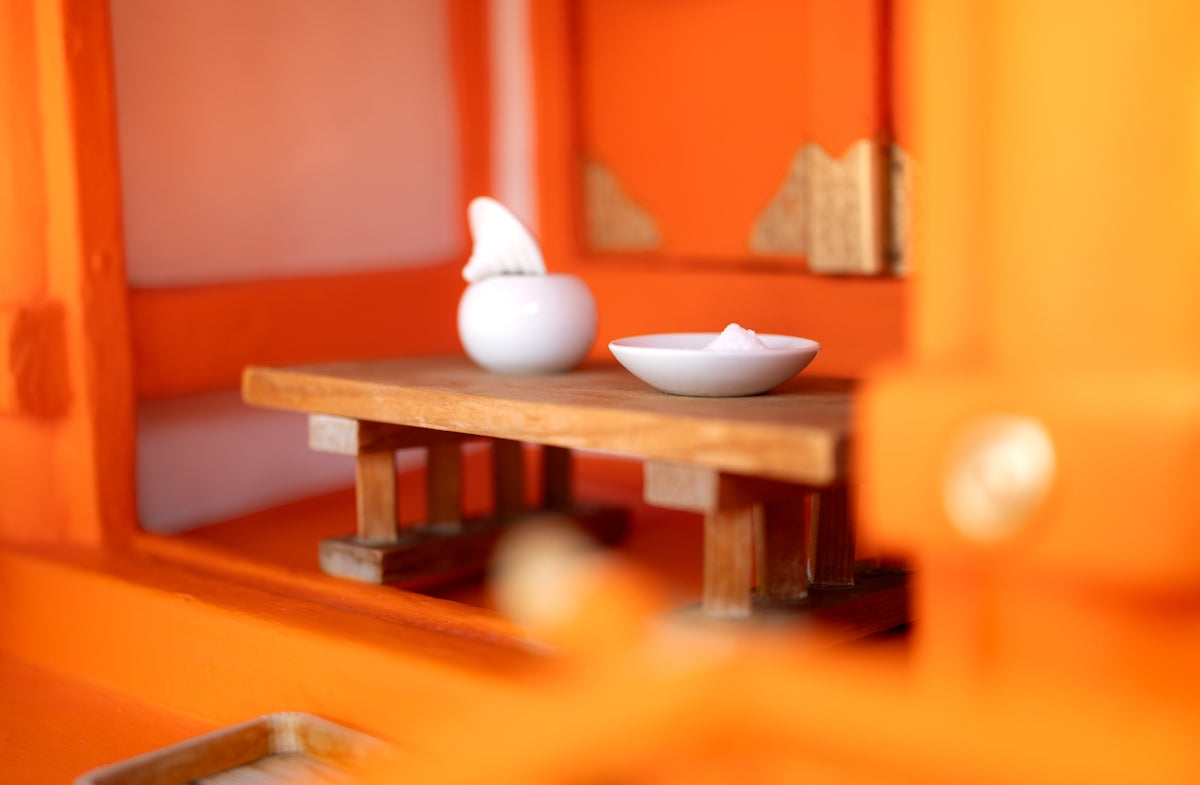 White objects are arranged on a wooden table.