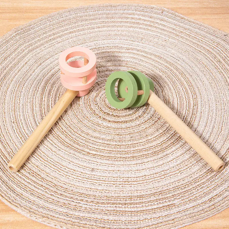 Jouet sensoriel en bois avec boule flottante