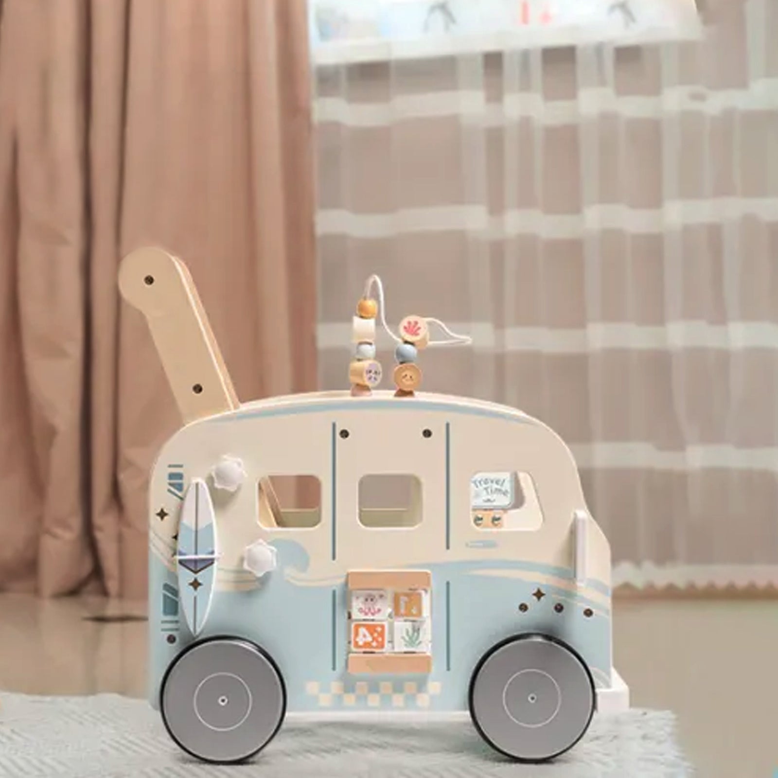 Trotteur en bois pour bébé