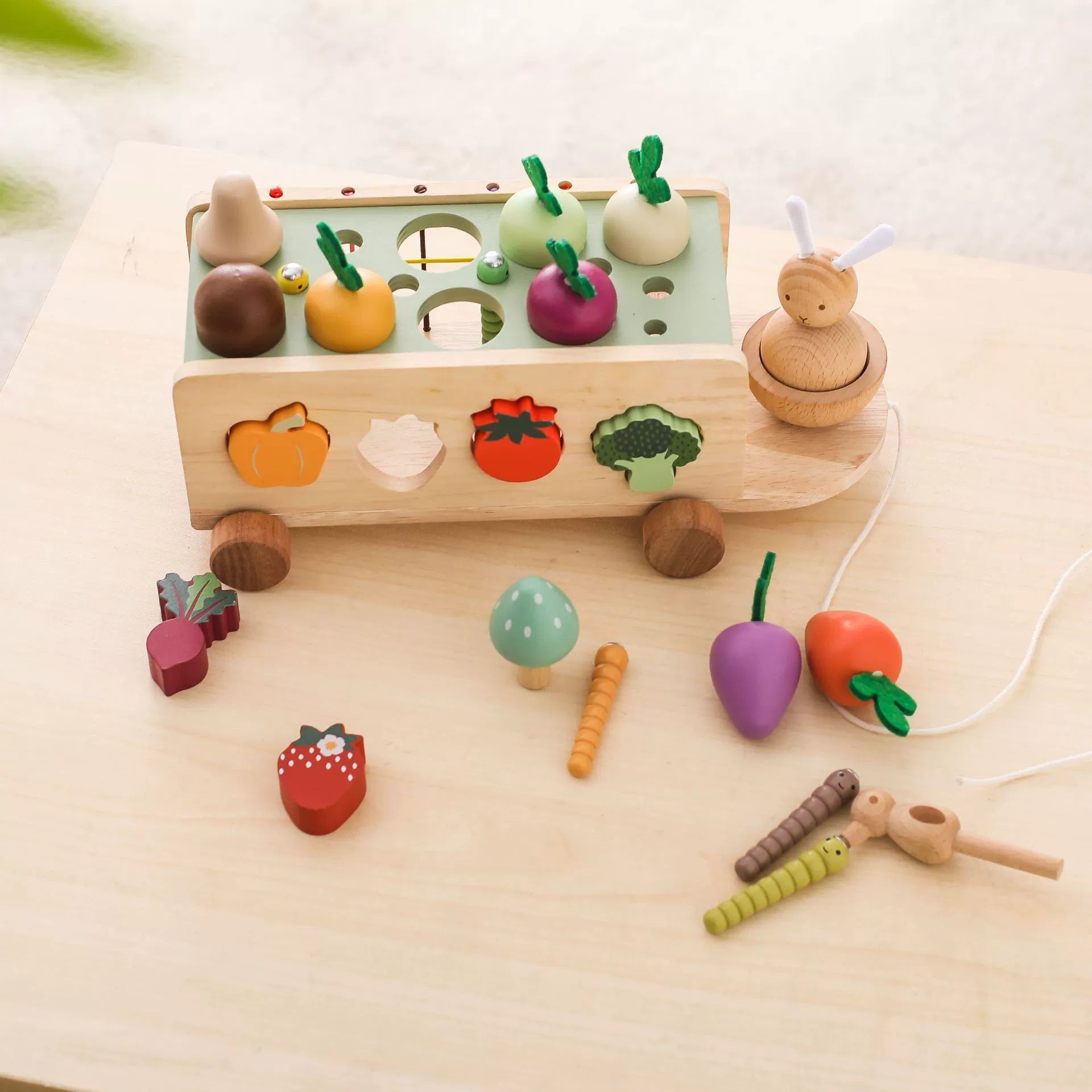 Chariot à pousser en bois pour tout-petits avec carotte à tirer